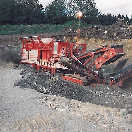 So kommt man auf Leistung!  So kommt man auf Leistung! Die Tagesleistung betrug damals 3.500 m³ pro Schicht. Da haben heutige neuere Anlagen ganz schön zu kämpfen. Naja, die sind ja auch nicht von Thomas Holzer Erdbau GmbH.