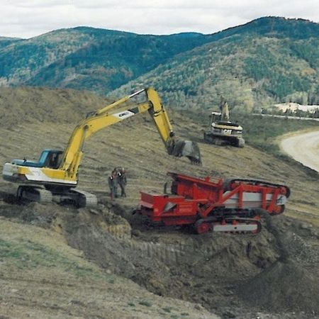 Deponiebau, Deponieaufbereitung - Der Raupenbrecher im Einsatz auf einer Deponiesanierung.
