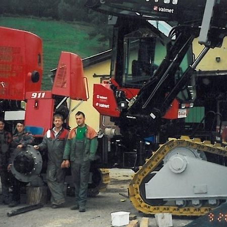 Valmet Snake, Harvester, Valmet 911 - Der erste Raupenharvester der Welt mit 4 unabhängig angetriebenen Raupen. Natürlich vom Profiteam Holzer. Dieses Patent wurde an die Fa. Valmet verkauft, und es wird nach wie vor produziert.