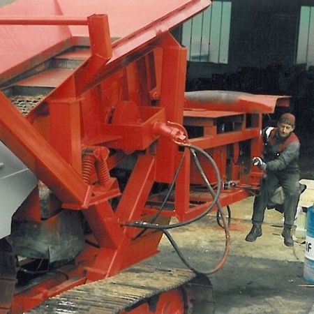 Baumaschinen, Brecher, Raupenbrecher - Jakob Holzer beim Verladen des Raupenbrechers.