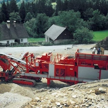 Brecher, Raupenbrecher, Backenbrecher, Bauschuttaufbereitung, Bauschuttrecycling - Die Bauschuttaufbereitungsanlage komplett neu nach dem Umbau. Am Bild zu erkennen hatten wir damals schon eine integrierte Siebanlage am Brecher.