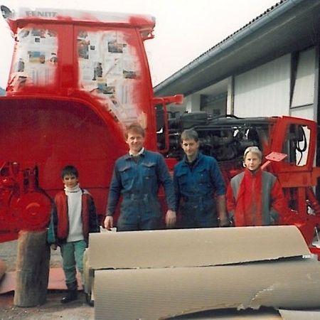 Mario Perchtold, Thomas Holzer, Jakob Holzer, Florian Holzer, Fendt 822 - Der erste Fendt der Firma Profiteam Holzer war ein Fendt 822 Favorit und kam in Fendt grün. Der wurde natürlich sofort in die Flaggenfarben Rot und Grau von Thomas Holzer Erdbau GmbH lackiert.