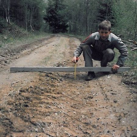 Jakob Holzer, Straßenschäden, Straßenstabilisierung - Jakob Holzer, Eigentümer und Geschäftsführer in jungen Jahren auf einer kaputten Forststraße.