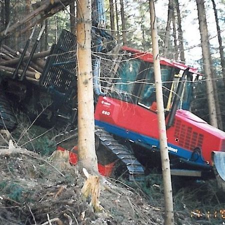 Forwarder, Holzernte, Forstmaschinen - Der Prototyp des Raupenforwarders wurde wie viele Innovationen auch von Thomas Holzer Erdbau GmbH entwickelt. Diese Maschine ging aber aus Gründen der hohen Bodenverwundung nie in Serie.