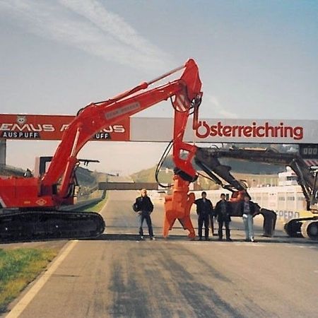 Abbrucharbeiten, Österreichring, A1-Ring - Beim ersten Umbau des Österreichrings in Zeltweg zum A1 Ring ging der Auftrag aller Abbrucharbeiten an das spezialisierte Unternehmen Thomas Holzer Erdbau GmbH aus Neuberg.