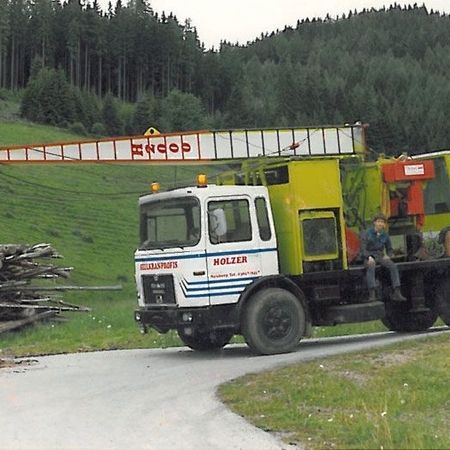 Forsttechnik, Forstseilbahn, Seilkran, Kippmastseilkran - Eine der ersten Entwicklungen von Profiteam Holzer war ein Seilkran voll funkferngesteuert mit Sortierkran. Aus dem Jahr 1989.