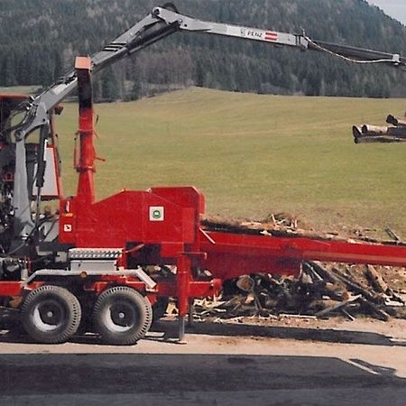 Holzhäcksler, Holzhackmaschine, Biomasse, Hackgutbereitstellung - Schon 1991 haben die Brüder Jakob und Thomas Holzer eine auf Hänger basierte Großhackmaschine für den eigenen Bedarf gebaut. Diese Maschine ist heute noch im eigenen Betrieb im Einsatz.