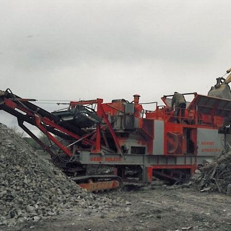 Bauschuttrecycling, Backenbrecher, Bauschuttaufbereitung - Diese Bauschuttaufbereitungsanlage wurde 1992 vom Profiteam Holzer angeschafft, und musste schon nach 1 Jahr komplett umgebaut werden, da das Original für den harten Baustelleneinsatz nicht geeignet war.